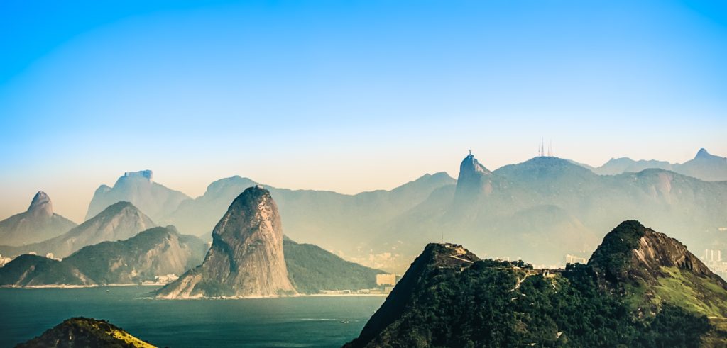 Foto da Baía de Guanabara com vista sentido Zona Sul do Rio de Janeiro. Na imagem vemos o Morro da Urca e o Pão de Açúcar, Corcovado e o Cristo Redentor, a Pedra da Gávea, Morro 2 irmãos e o Vidigal. E as praias do Aterro do Flamengo, Botafogo, Praia Vermelha e Marina da Glória.