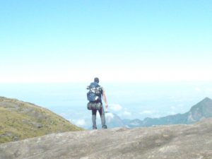 Vista da Pedra do Açú no Parque Nacional da Serra dos Órgãos na Travessia Petrópolis-Teresópolis no Estado do Rio de Janeiro. Mochila com Itens de Viagem