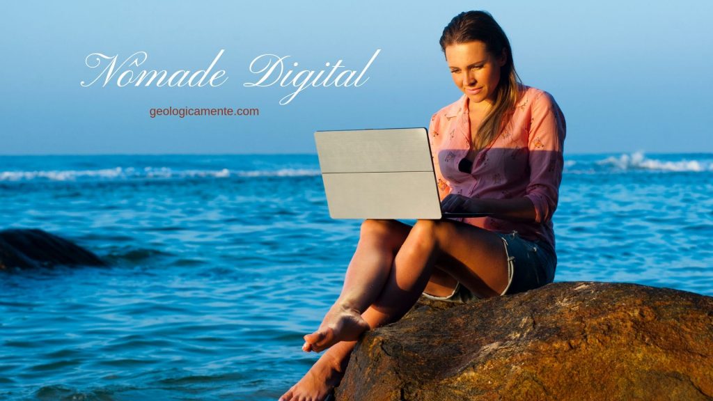 Foto mostrando uma Viajante na praia com computador. Noade Digital ou Nomadismo Digital.