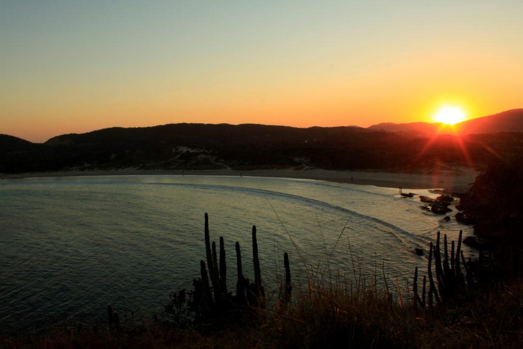 Por-do-Sol-na-Praia-das-Conchas-e-Praia-do-Peró-em-Cabo-Frio-RJ