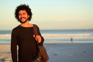 Rafael Vasconcellos Nômade Digital Geologicamente na Praia do Forte em Cabo Frio Regiao dos Lagos RJ