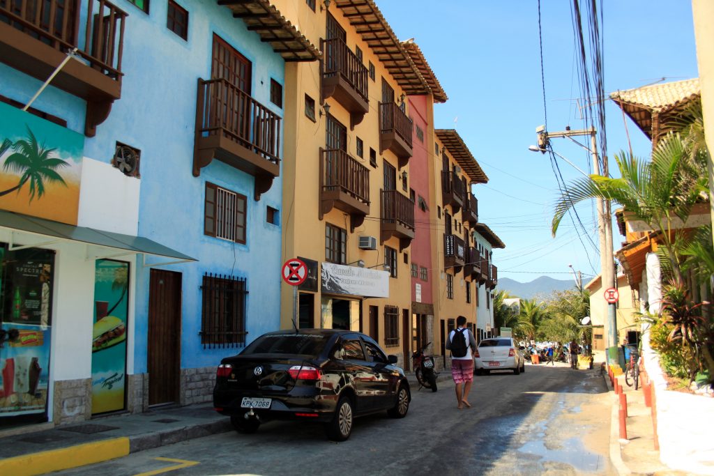 Ruas de Arraial do Cabo com Pousadas Hostels Comércio e Artesanato